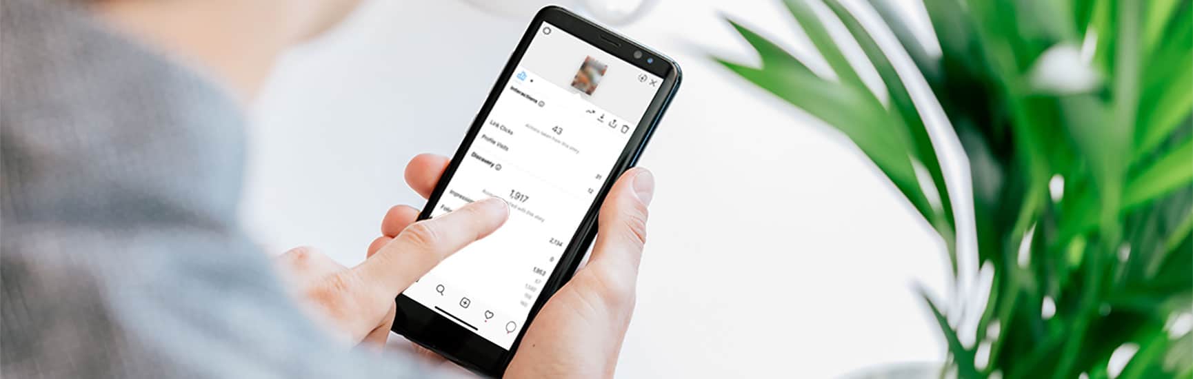 Instagram Stories mit IG Story Insights analysieren Eine Person tippt auf ein Handy display