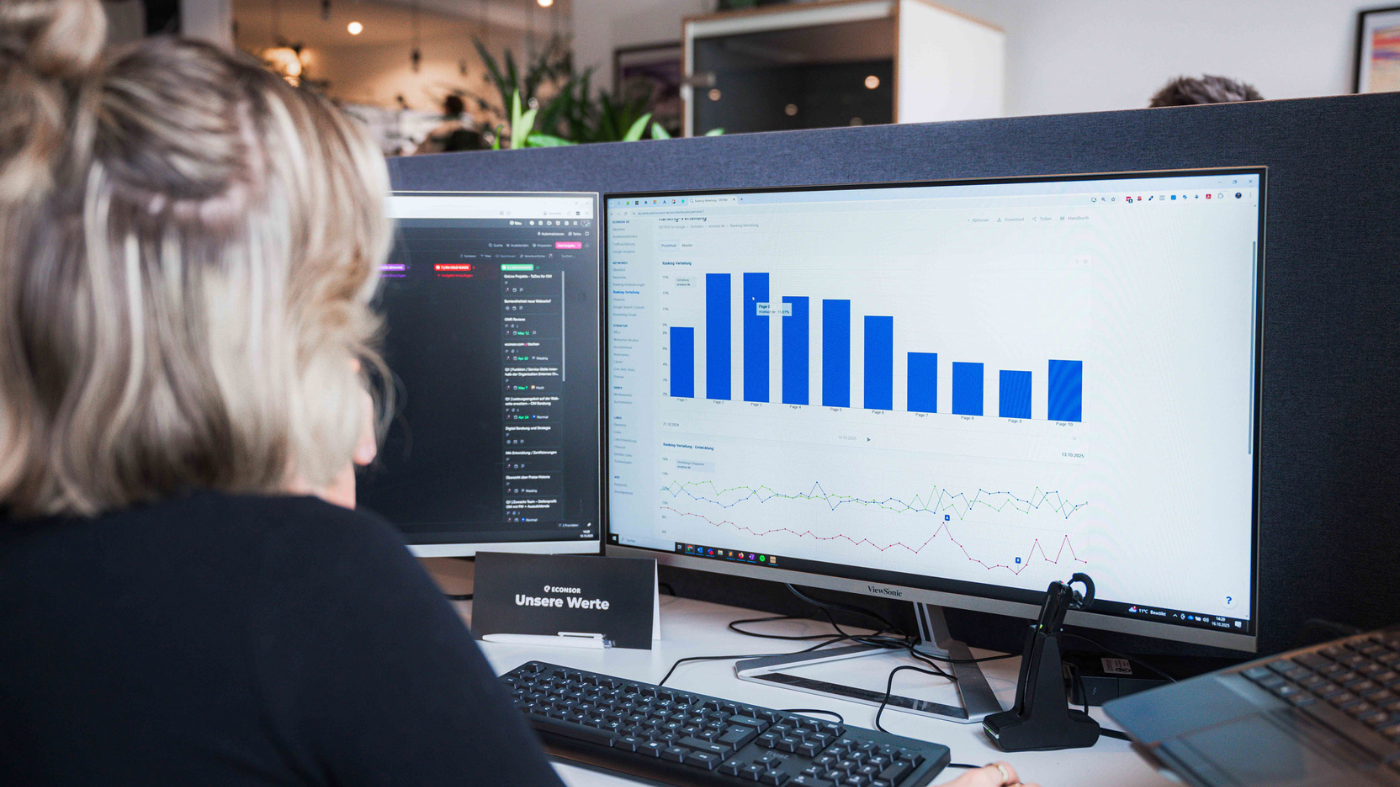 TOP 5 Online Marketing Tools für Ihr Unternehmen! Eine Mitarbeiterin sitzt vor einem Bildschirm und schaut sich Statistiken an
