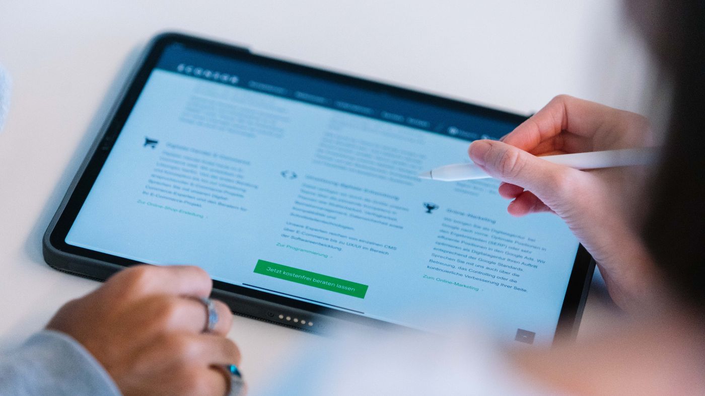 Traffic generieren Interaktive Zusammenarbeit an einem Tablet